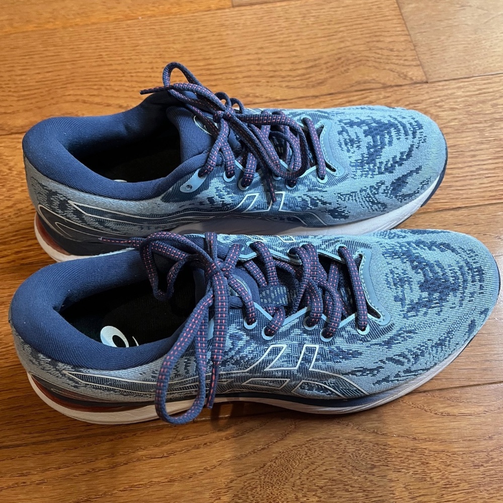 Asics Gel Cumulus size 9 1/2 walking/running shoe